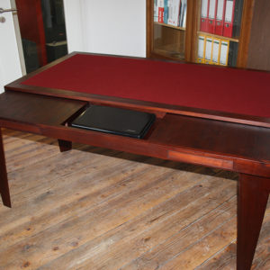 Schreibtisch mit roter Oberfläche